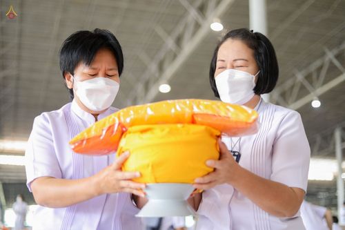 ภาพ No.44227:ประมวลภาพพิธีเวียนประทักษิณ, พิธีวันทาพระมหาธรรมกายเจดีย์ และพิธีขอขมารับผ้าไตร โครงการบวชภาคฤดูร้อน พ.ศ. 2565