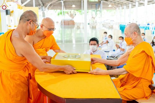 ภาพ No.47866:ประมวลภาพพิธีปิดแผ่นทองรูปเหมือนพระมงคลเทพมุนี (สด จนฺทสโร) พระผู้ปราบมาร และดวงแก้วธรรมชัย