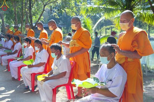 ภาพ No.40959:พิธีตัดปอยผม ปลงผม ขอขมารับผ้าไตรและพิธีบรรพชา ในโครงการอุปสมบท บูชาธรรมมหาปูชนียาจารย์ ประจำปี 2564 ชุดที่ 18