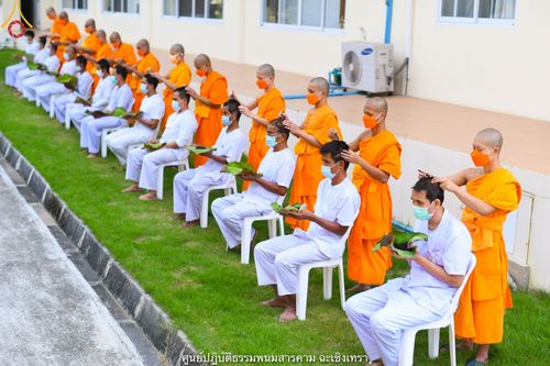 ภาพ No.39595:พิธีตัดปอยผม ปลงผม ขอขมารับผ้าไตรและพิธีบรรพชา ในโครงการอุปสมบท บูชาธรรมมหาปูชนียาจารย์ ประจำปี 2564 ชุดที่ 3