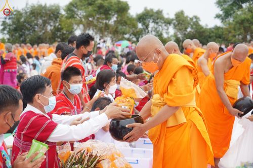 ภาพ No.50646:ประมวลภาพพิธีตักบาตร ณ วัดแม่แพ จ.แม่ฮ่องสอน เนื่องในวันธรรมชัย
