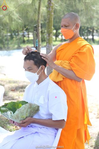 ภาพ No.39498:พิธีตัดปอยผม ปลงผม ขอขมารับผ้าไตรและพิธีบรรพชา ในโครงการอุปสมบท บูชาธรรมมหาปูชนียาจารย์ ประจำปี 2564  ชุดที่ 2