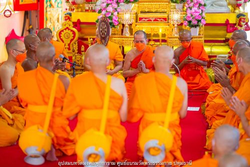 ภาพ No.40377:พิธีตัดปอยผม ปลงผม ขอขมารับผ้าไตรและพิธีบรรพชา ในโครงการอุปสมบท บูชาธรรมมหาปูชนียาจารย์ ประจำปี 2564 ชุดที่ 12