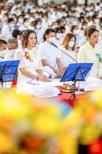 ภาพ No.49504:ประมวลภาพพิธีตักบาตรพระสงฆ์ 1,091 รูป เนื่องในวันแม่แห่งชาติ ณ ตลาดจัมโบ้ ชุดที่ 1