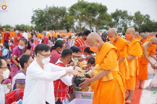 ภาพ No.50649:ประมวลภาพพิธีตักบาตร ณ วัดแม่แพ จ.แม่ฮ่องสอน เนื่องในวันธรรมชัย