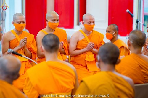 ภาพ No.40456:พิธีตัดปอยผม ปลงผม ขอขมารับผ้าไตรและพิธีบรรพชา ในโครงการอุปสมบท บูชาธรรมมหาปูชนียาจารย์ ประจำปี 2564 ชุดที่ 13