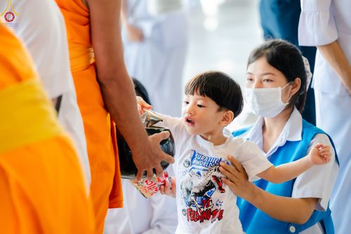 ภาพ No.52257:ประมวลภาพพิธีตักบาตรข้าวสารอาหารแห้ง (วันอาทิตย์ต้นเดือนตุลาคม) ณ บ้านแก้วเรือนทองคุณยายฯ วัดพระธรรมกาย