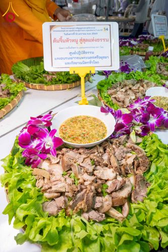 ภาพ No.293541:วันที่ 13 มกราคม พ.ศ. 2569 พิธีถวายภัตตาหารเป็นสังฆทาน แด่พระธรรมยาตรา ณ อนุสรณ์สถานมหาวิหารพระมงคลเทพมุนี (โลตัสแลนด์) อ.สองพี่น้อง จ.สุพรรณบุรี ในโครงการธรรมยาตรา กตัญญูบูชา มหาปูชนียาจารย์ พระมงคลเทพมุนี(สด จนฺทสโร) พระผู้ปราบมาร อนุสรณ์สถาน 7 แห่ง ปี