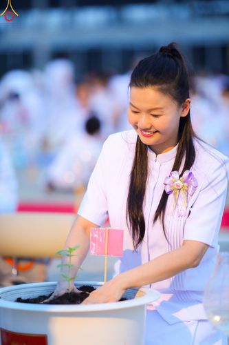 ภาพ No.90200:พิธีปลูกทรัพย์บานชื่น  เนื่องใน 139 ปี วันคล้ายวันเกิดด้วยรูปกายเนื้อ พระมงคลเทพมุนี (สด จนฺทสโร) พระผู้ปราบมาร วันอังคารที่ 10 ตุลาคม พ.ศ. 2566 ณ วัดพระธรรมกาย จ.ปทุมธานี