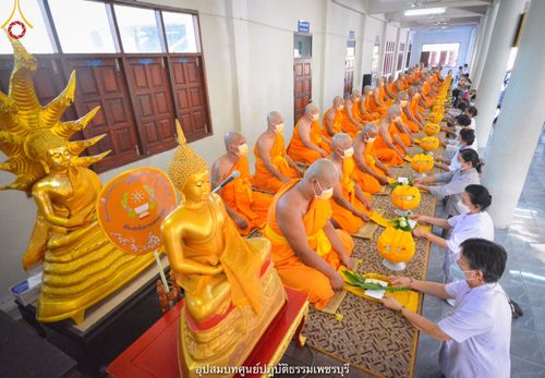 ภาพ No.40702:พิธีตัดปอยผม ปลงผม ขอขมารับผ้าไตรและพิธีบรรพชา ในโครงการอุปสมบท บูชาธรรมมหาปูชนียาจารย์ ประจำปี 2564 ชุดที่ 15