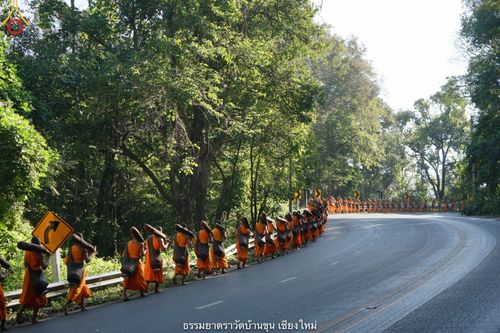ภาพ No.39972:คณะพระภิกษุ - สามเณร วัดบ้านขุนกว่า ๓๐๐ รูป เดินธรรมยาตราฉลองแชมป์บาลี ๒๕๖๔