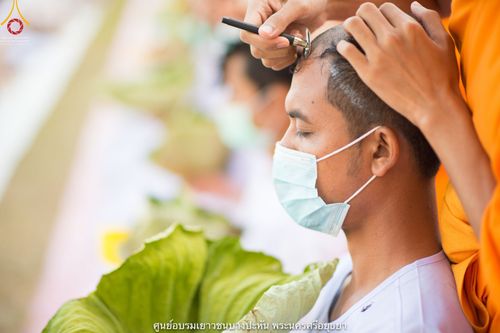 ภาพ No.39671:พิธีตัดปอยผม ปลงผม ขอขมารับผ้าไตรและพิธีบรรพชา ในโครงการอุปสมบท บูชาธรรมมหาปูชนียาจารย์ ประจำปี 2564 ชุดที่ 4