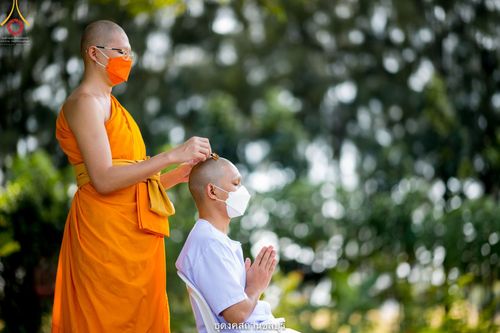 ภาพ No.39501:พิธีตัดปอยผม ปลงผม ขอขมารับผ้าไตรและพิธีบรรพชา ในโครงการอุปสมบท บูชาธรรมมหาปูชนียาจารย์ ประจำปี 2564  ชุดที่ 2