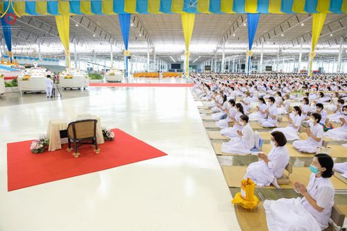 ภาพ No.52330:ประมวลภาพพิธีบูชาข้าวพระ (วันอาทิตย์ต้นเดือนตุลาคม) ณ วัดพระธรรมกาย จ.ปทุมธานี 