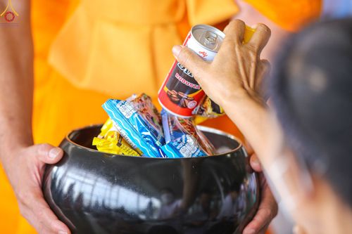 ภาพ No.52258:ประมวลภาพพิธีตักบาตรข้าวสารอาหารแห้ง (วันอาทิตย์ต้นเดือนตุลาคม) ณ บ้านแก้วเรือนทองคุณยายฯ วัดพระธรรมกาย