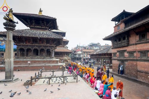 ภาพ No.317259:วันอังคารที่ 31 มีนาคม พ.ศ.2569 จาริกบิณฑบาตแห่งศรัทธา จากวัดอเชศวรสู่สี่แยกปาตันและวัดศรี ประเทศเนปาล