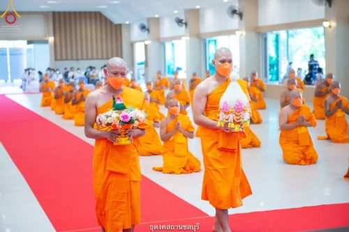 ภาพ No.40883:พิธีตัดปอยผม ปลงผม ขอขมารับผ้าไตรและพิธีบรรพชา ในโครงการอุปสมบท บูชาธรรมมหาปูชนียาจารย์ ประจำปี 2564 ชุดที่ 17