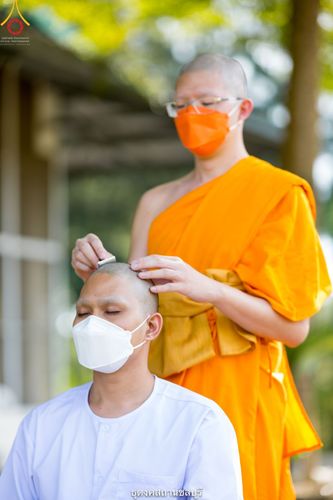 ภาพ No.39502:พิธีตัดปอยผม ปลงผม ขอขมารับผ้าไตรและพิธีบรรพชา ในโครงการอุปสมบท บูชาธรรมมหาปูชนียาจารย์ ประจำปี 2564  ชุดที่ 2