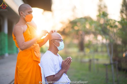 ภาพ No.39667:พิธีตัดปอยผม ปลงผม ขอขมารับผ้าไตรและพิธีบรรพชา ในโครงการอุปสมบท บูชาธรรมมหาปูชนียาจารย์ ประจำปี 2564 ชุดที่ 4
