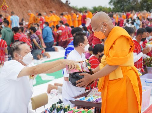 ภาพ No.50651:ประมวลภาพพิธีตักบาตร ณ วัดแม่แพ จ.แม่ฮ่องสอน เนื่องในวันธรรมชัย