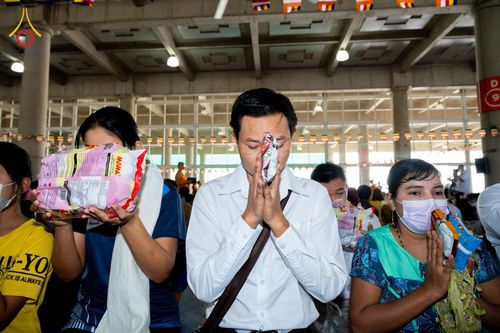 ภาพ No.52071:ประมวลภาพพิธีตักบาตรมิตรภาพไทย-เมียนมาร์ 105 รูป ณ วัดพระธรรมกาย
