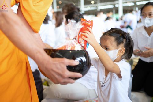 ภาพ No.52260:ประมวลภาพพิธีตักบาตรข้าวสารอาหารแห้ง (วันอาทิตย์ต้นเดือนตุลาคม) ณ บ้านแก้วเรือนทองคุณยายฯ วัดพระธรรมกาย