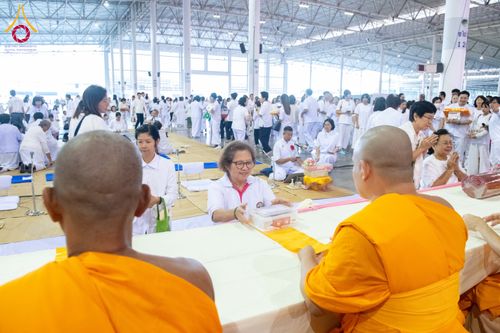 ภาพ No.279106:วันที่ 2 มกราคม พ.ศ.2569 พิธีถวายภัตตาหารเป็นสังฆทาน แด่พระธรรมยาตรา ณ วัดพระธรรมกาย ปทุมธานี ในโครงการธรรมยาตรา กตัญญูบูชา มหาปูชนียาจารย์ พระมงคลเทพมุนี(สด จนฺทสโร) พระผู้ปราบมาร อนุสรณ์สถาน 7 แห่ง ปีที่ 14