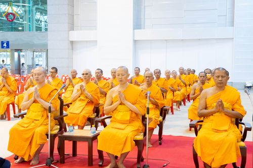 ภาพ No.284740:วันอาทิตย์ที่ 14 ธันวาคม พ.ศ.2568  พิธีปฏิบัติธรรม พิธีถวายภัตตาหารเป็นสังฆทาน พิธีมอบต้นสมบัติจักรพรรดิ ถวายแด่เจ้าอาวาสและประธานสงฆ์ 236 ศูนย์ส่งเสริมศีลธรรมทั่วโลก ณ สภาธรรมกายสากล วัดพระธรรมกาย