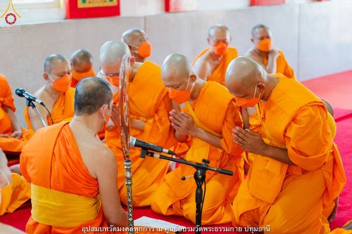 ภาพ No.40378:พิธีตัดปอยผม ปลงผม ขอขมารับผ้าไตรและพิธีบรรพชา ในโครงการอุปสมบท บูชาธรรมมหาปูชนียาจารย์ ประจำปี 2564 ชุดที่ 12