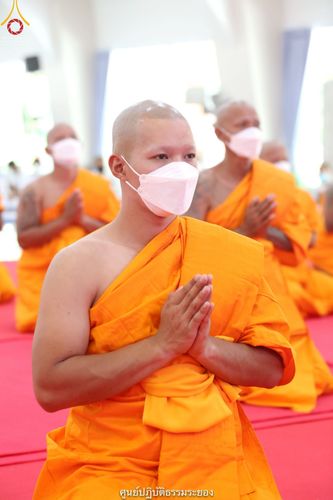 ภาพ No.39499:พิธีตัดปอยผม ปลงผม ขอขมารับผ้าไตรและพิธีบรรพชา ในโครงการอุปสมบท บูชาธรรมมหาปูชนียาจารย์ ประจำปี 2564  ชุดที่ 2