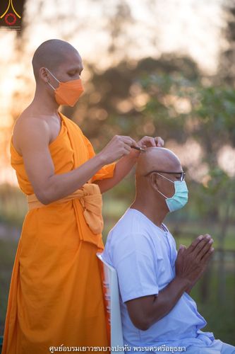 ภาพ No.39697:พิธีตัดปอยผม ปลงผม ขอขมารับผ้าไตรและพิธีบรรพชา ในโครงการอุปสมบท บูชาธรรมมหาปูชนียาจารย์ ประจำปี 2564 ชุดที่ 4