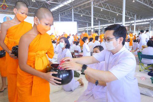 ภาพ No.52259:ประมวลภาพพิธีตักบาตรข้าวสารอาหารแห้ง (วันอาทิตย์ต้นเดือนตุลาคม) ณ บ้านแก้วเรือนทองคุณยายฯ วัดพระธรรมกาย