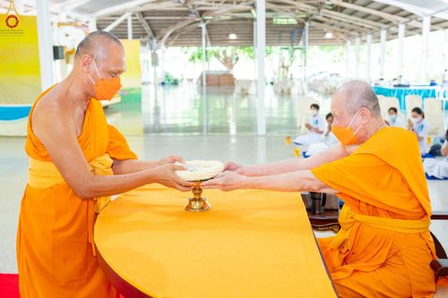 ภาพ No.47872:ประมวลภาพพิธีปิดแผ่นทองรูปเหมือนพระมงคลเทพมุนี (สด จนฺทสโร) พระผู้ปราบมาร และดวงแก้วธรรมชัย