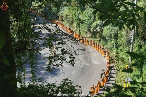 ภาพ No.39975:คณะพระภิกษุ - สามเณร วัดบ้านขุนกว่า ๓๐๐ รูป เดินธรรมยาตราฉลองแชมป์บาลี ๒๕๖๔