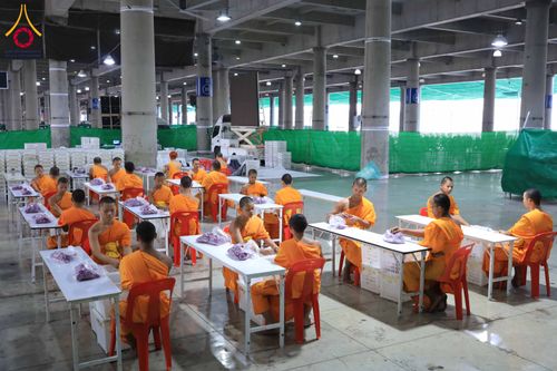 ภาพ No.303240:วันที่ 15-21 มกราคม พ.ศ.2569 ปลิดกลีบดอกเบญจทรัพย์ เพื่อโปรยต้อนรับพระธรรมยาตรา ในโครงการธรรมยาตรา กตัญญูบูชา มหาปูชนียาจารย์ พระมงคลเทพมุนี(สด จนฺทสโร) พระผู้ปราบมาร อนุสรณ์สถาน 7 แห่ง ปีที่ 14 ณ วิหารคด วัดพระธรรมกาย