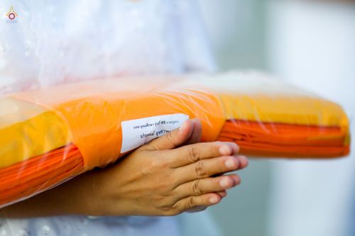 ภาพ No.47559:ประมวลภาพพิธีขอขมาและมอบผ้าไตร โครงการบรรพชาอุปสมบทหมู่ รุ่นเข้าพรรษา 2565