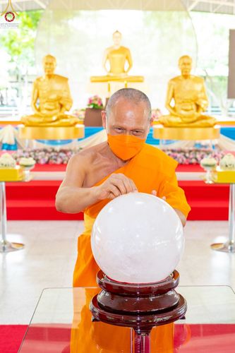 ภาพ No.47873:ประมวลภาพพิธีปิดแผ่นทองรูปเหมือนพระมงคลเทพมุนี (สด จนฺทสโร) พระผู้ปราบมาร และดวงแก้วธรรมชัย