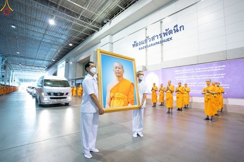ภาพ No.48518:ประมวลภาพพิธีรับร่างนักสร้างบารมี พระเดชพระคุณพระสุธรรมญาณวิเทศ วิ. (สุธรรม สุธมฺโม)