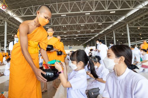 ภาพ No.52263:ประมวลภาพพิธีตักบาตรข้าวสารอาหารแห้ง (วันอาทิตย์ต้นเดือนตุลาคม) ณ บ้านแก้วเรือนทองคุณยายฯ วัดพระธรรมกาย