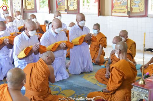 ภาพ No.39816:พิธีตัดปอยผม ปลงผม ขอขมารับผ้าไตรและพิธีบรรพชา ในโครงการอุปสมบท บูชาธรรมมหาปูชนียาจารย์ ประจำปี 2564 ชุดที่ 6