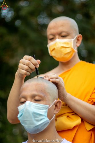 ภาพ No.39503:พิธีตัดปอยผม ปลงผม ขอขมารับผ้าไตรและพิธีบรรพชา ในโครงการอุปสมบท บูชาธรรมมหาปูชนียาจารย์ ประจำปี 2564  ชุดที่ 2