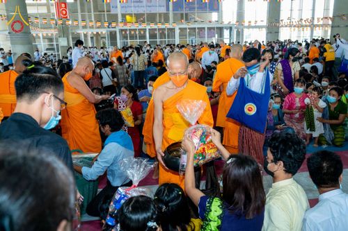 ภาพ No.52076:ประมวลภาพพิธีตักบาตรมิตรภาพไทย-เมียนมาร์ 105 รูป ณ วัดพระธรรมกาย