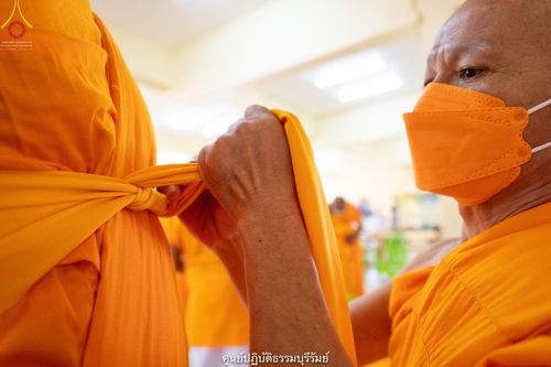 ภาพ No.39748:พิธีตัดปอยผม ปลงผม ขอขมารับผ้าไตรและพิธีบรรพชา ในโครงการอุปสมบท บูชาธรรมมหาปูชนียาจารย์ ประจำปี 2564 ชุดที่ 5