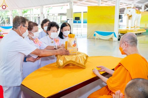 ภาพ No.47874:ประมวลภาพพิธีปิดแผ่นทองรูปเหมือนพระมงคลเทพมุนี (สด จนฺทสโร) พระผู้ปราบมาร และดวงแก้วธรรมชัย