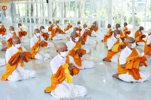 ภาพ No.40965:พิธีตัดปอยผม ปลงผม ขอขมารับผ้าไตรและพิธีบรรพชา ในโครงการอุปสมบท บูชาธรรมมหาปูชนียาจารย์ ประจำปี 2564 ชุดที่ 18