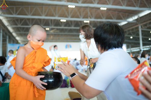 ภาพ No.52264:ประมวลภาพพิธีตักบาตรข้าวสารอาหารแห้ง (วันอาทิตย์ต้นเดือนตุลาคม) ณ บ้านแก้วเรือนทองคุณยายฯ วัดพระธรรมกาย