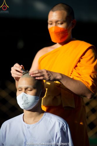 ภาพ No.39504:พิธีตัดปอยผม ปลงผม ขอขมารับผ้าไตรและพิธีบรรพชา ในโครงการอุปสมบท บูชาธรรมมหาปูชนียาจารย์ ประจำปี 2564  ชุดที่ 2