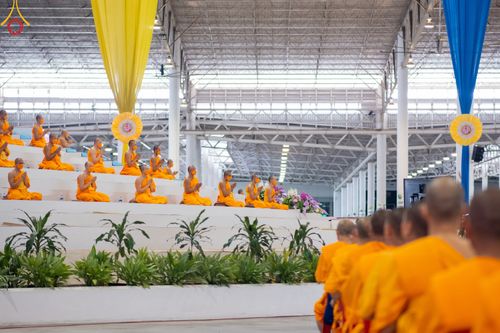 ภาพ No.52327:ประมวลภาพพิธีบูชาข้าวพระ (วันอาทิตย์ต้นเดือนตุลาคม) ณ วัดพระธรรมกาย จ.ปทุมธานี 