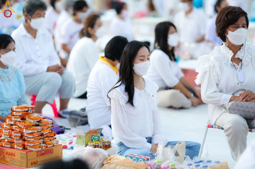ภาพ No.49509:ประมวลภาพพิธีตักบาตรพระสงฆ์ 1,091 รูป เนื่องในวันแม่แห่งชาติ ณ ตลาดจัมโบ้ ชุดที่ 1