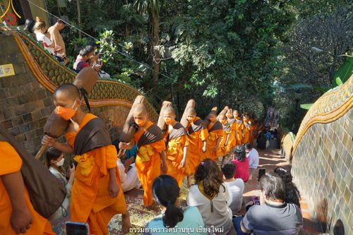 ภาพ No.39976:คณะพระภิกษุ - สามเณร วัดบ้านขุนกว่า ๓๐๐ รูป เดินธรรมยาตราฉลองแชมป์บาลี ๒๕๖๔